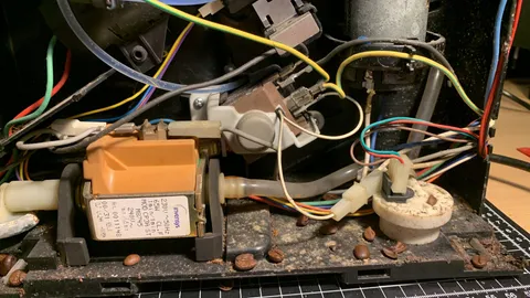 Geöffneter Kaffeevollautomat bei der Reparatur in unserer Werkstatt